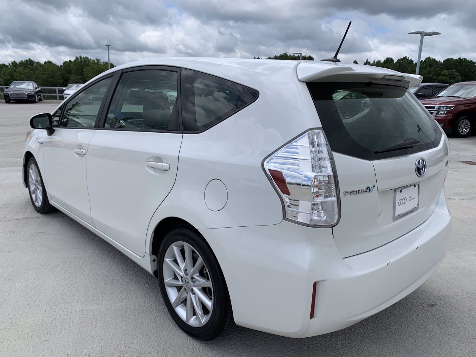 Toyota prius v 2013